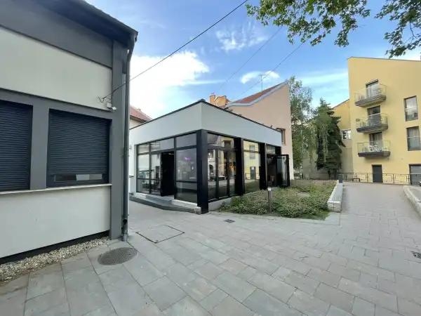Eladó újszerű üzlethelyiség utcai bejáratos, Eger 1 szoba 75 m² 93.5 M Ft